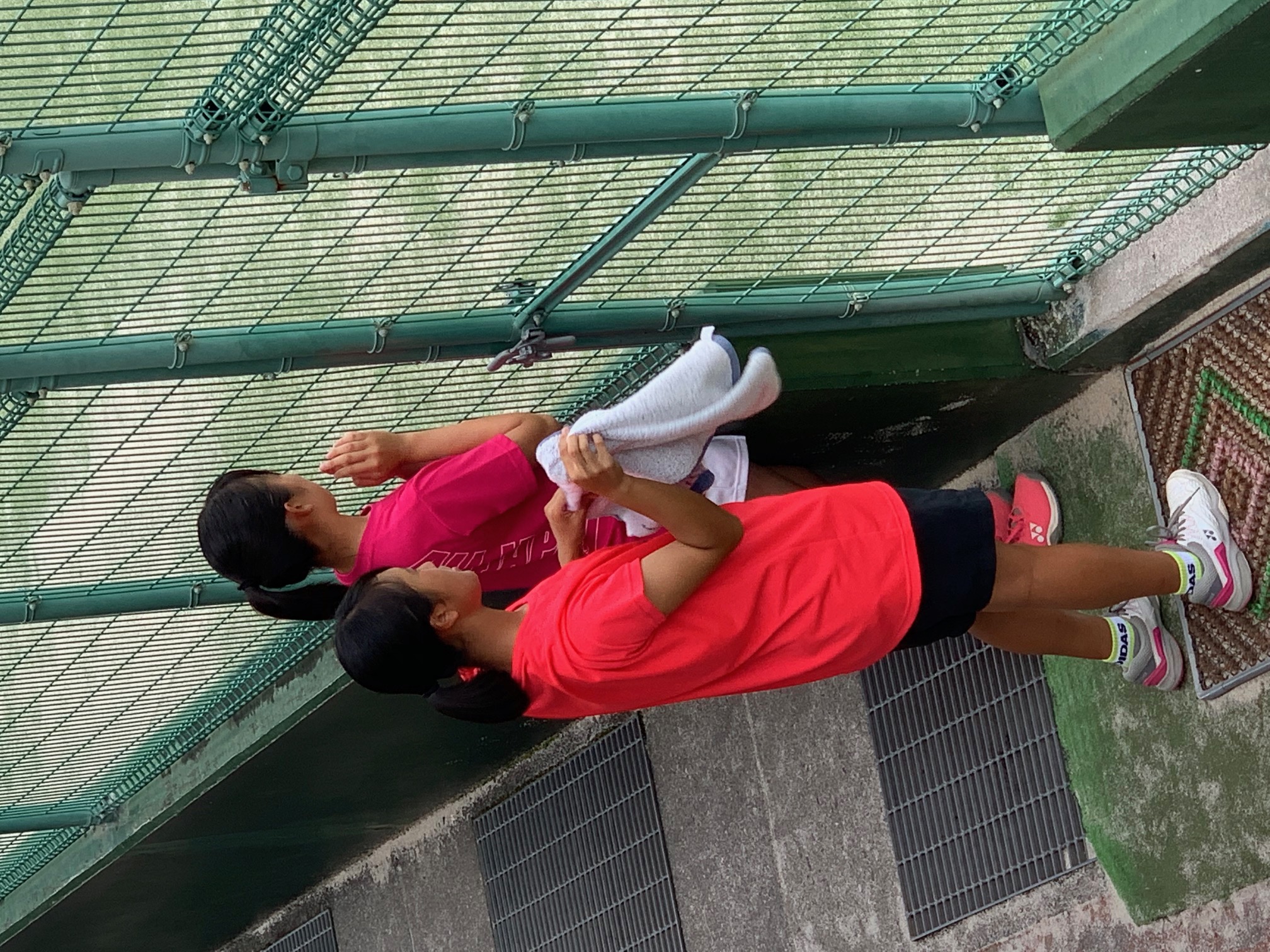 応援する女子部員