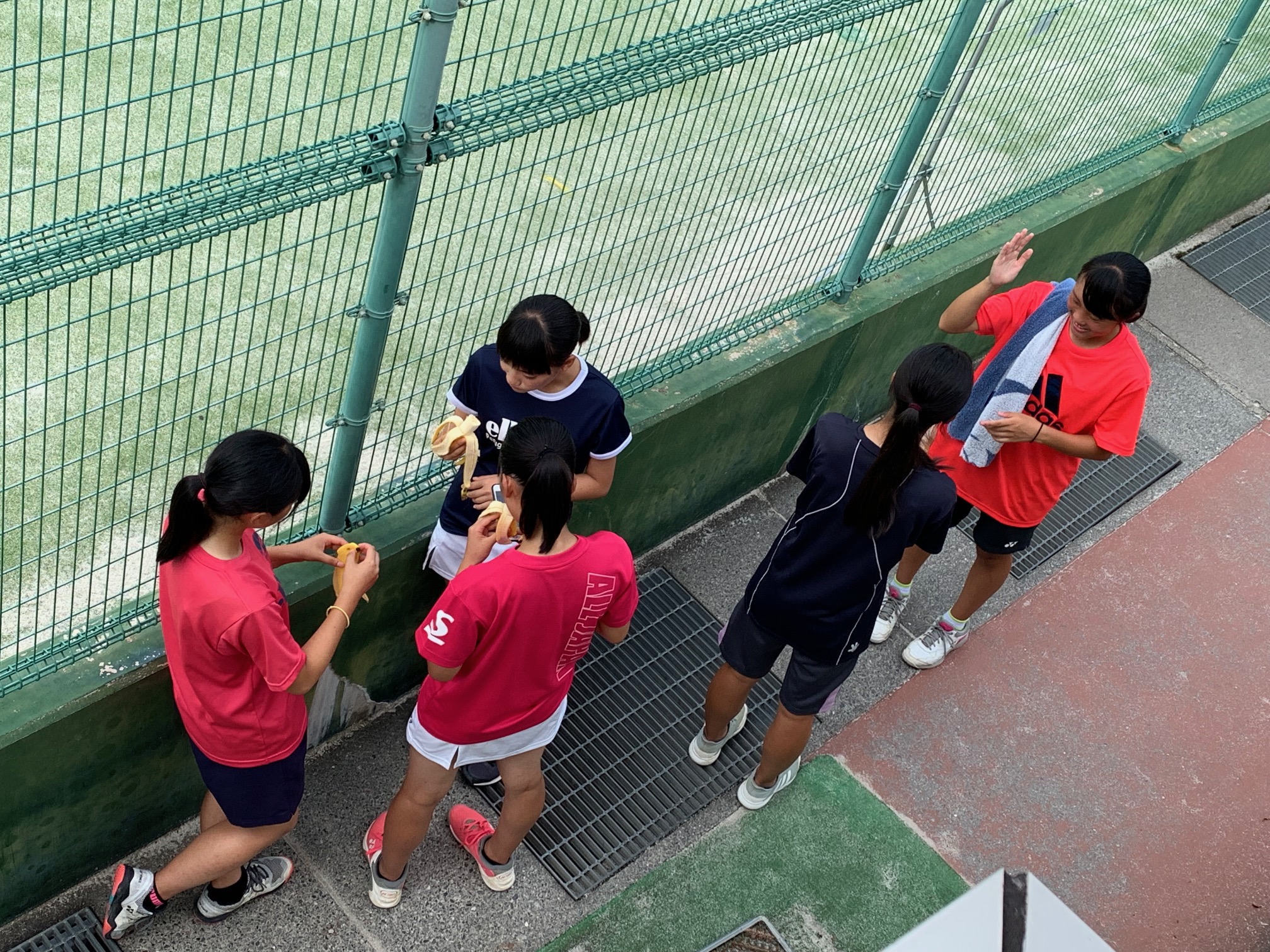 差し入れを頬張る女子