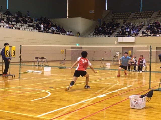 女子シングルス強口選手（奥）